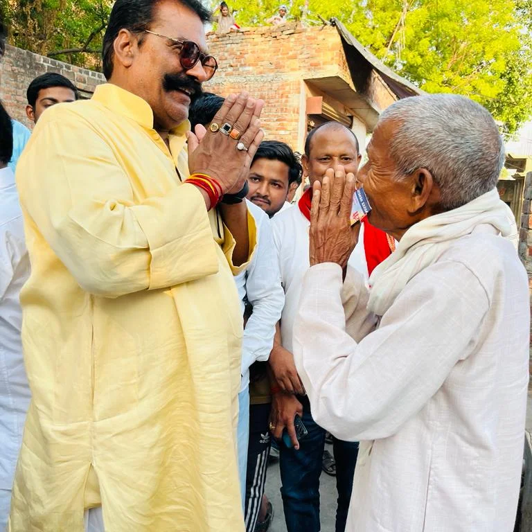 Ajay Munshi connecting with the people of Mallawan